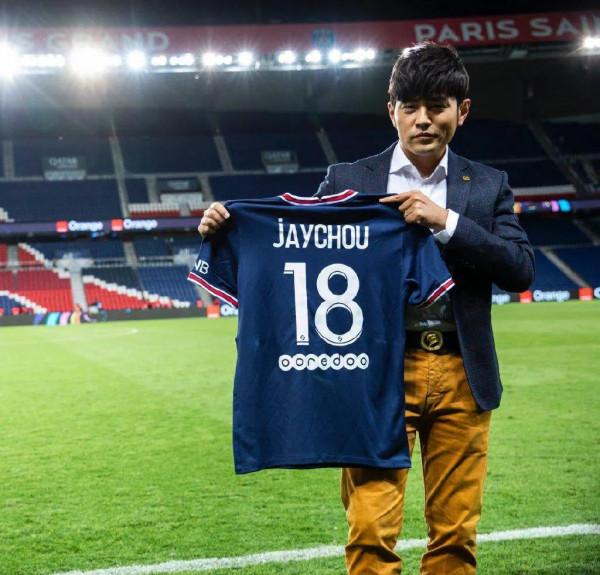 大巴黎官宣18號球衣新主人 周杰倫昆凌開心合照