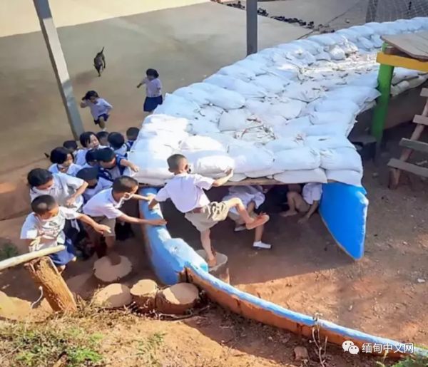 泰緬邊境炮火連天，學校教孩子如何躲避炮彈