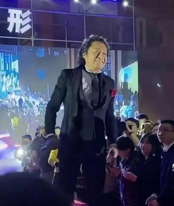 60歲&OpenCurlyDoubleQuote;咆哮帝&rdquo;馬景濤似大頭娃娃，落魄到農村獻唱，30萬一首歌