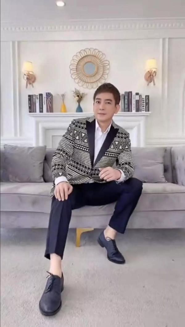 《外來媳婦本地郎》拍復古時裝全家福,康伯康嬸又回來了 《外來媳婦本地郎》拍復古時裝全家福,康伯康嬸又回來了