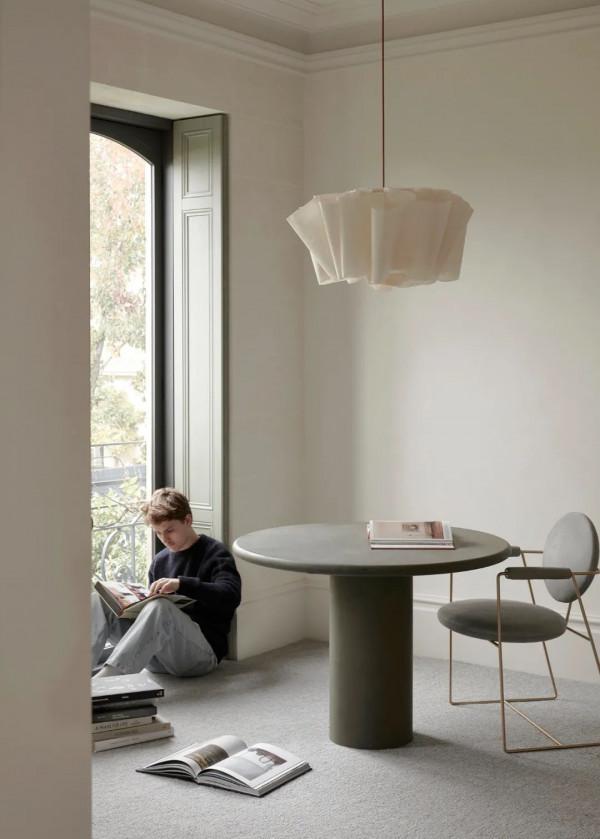 中性灰調中的一抹暖意 / Fiona Lynch 中性灰調中的一抹暖意 / Fiona Lynch