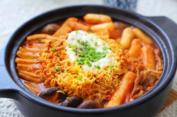 冬天別涮火鍋，試試部隊火鍋，有肉有菜有面條，好吃又暖和，超棒