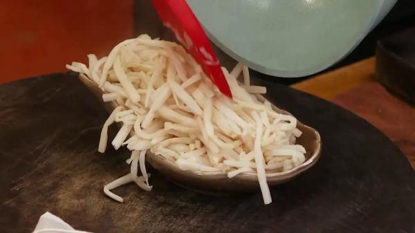 天氣微涼，來個輕葷小暖鍋吧！又香又暖，太適合全家一起吃了