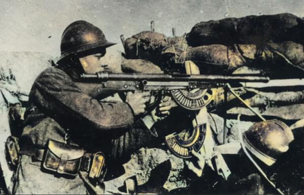 最早被大規模生產的輕機槍，弧形彈夾的法國紹沙M1915型機槍