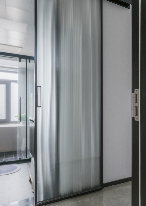 140㎡ 現代簡約：通透空間裡的平衡感