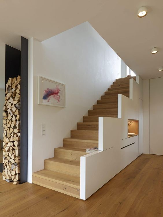 這是我見過最前衛的樓梯設計，電視牆懸浮裝在扶手上，科技感十足