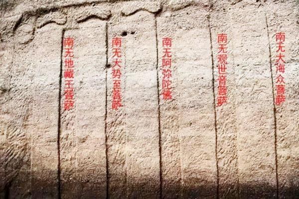 2016年，江西一水庫水位下降，露出了大量佛像