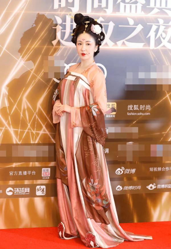 紅毯大型翻車現場!鍾麗緹臃腫閆妮亂搭配,海陸一臉苦相好壯碩 紅毯大型翻車現場!鍾麗緹臃腫閆妮亂搭配,海陸一臉苦相好壯碩