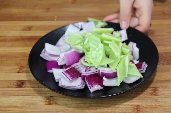 土豆和洋蔥這樣做太香了,出鍋比紅燒肉還受歡迎,營養下飯又解饞 土豆和洋蔥這樣做太香了,出鍋比紅燒肉還受歡迎,營養下飯又解饞