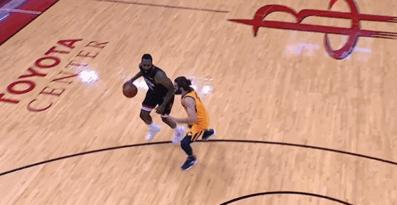 籃球場上的爭議球——雙撤步走步嗎