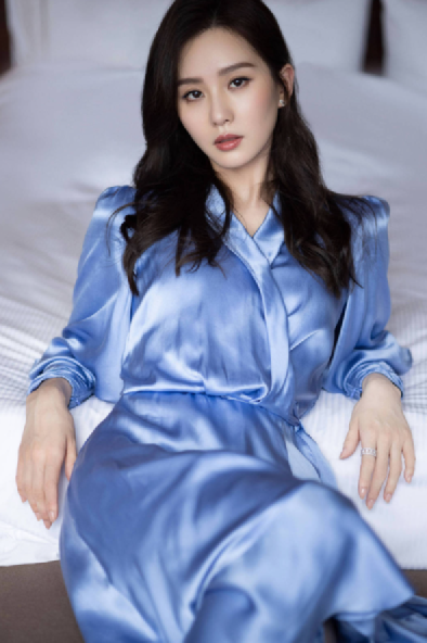 劉詩詩穿藍色太好看了！一襲藍色絲綢連衣裙，清新淡雅氣質非凡