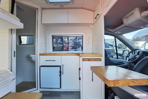 400Ah鋰電池配800W風感式太陽能!適合2人旅行的V90房車 400Ah鋰電池配800W風感式太陽能!適合2人旅行的V90房車