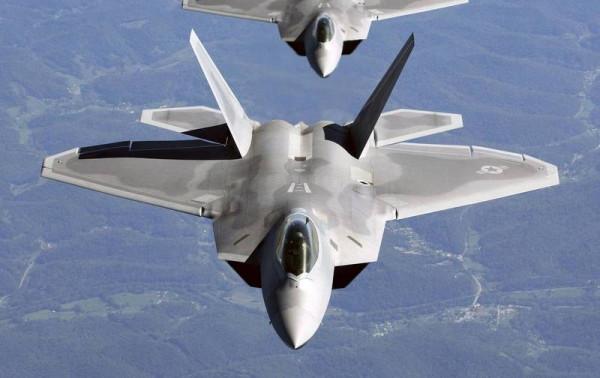 殲16D亮相讓美國不甘心？F22掛神秘吊艙，或與電子戰有關