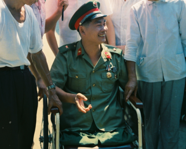 真正的硬漢！他為救戰友失去雙腿和左手，7次截肢身高84釐米