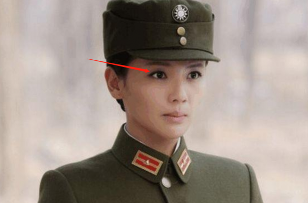 女明星軍裝造型有多浮誇？有人不捨大紅唇，有人腳踩10公分高跟