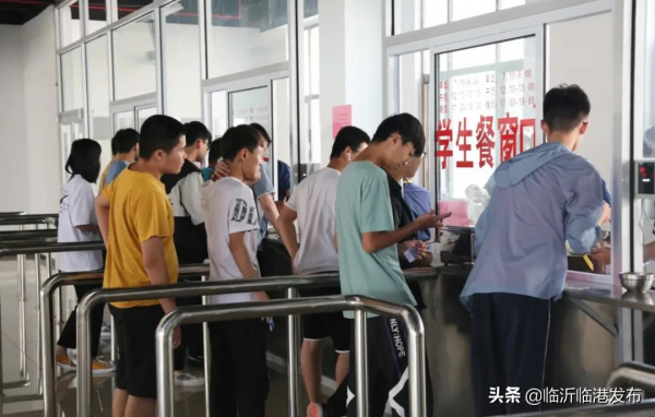 “沉浸式”體驗臨港產業學院 “沉浸式”體驗臨港產業學院