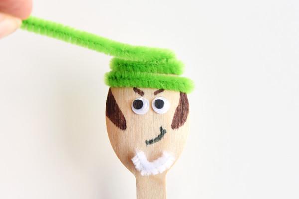 扭扭棒配合彩紙做的小木偶，簡單又可愛，幼兒園小朋友的最愛