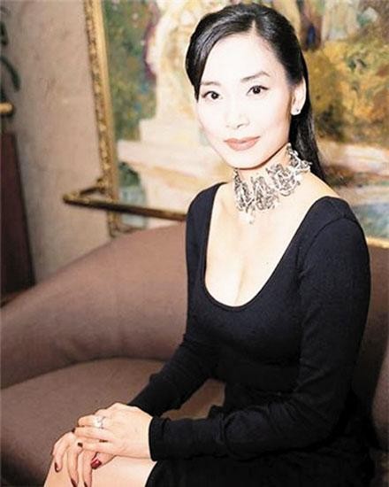 能夠將前半生和後半生都過得如此輝煌璀璨的，大概也就鄺美雲了吧