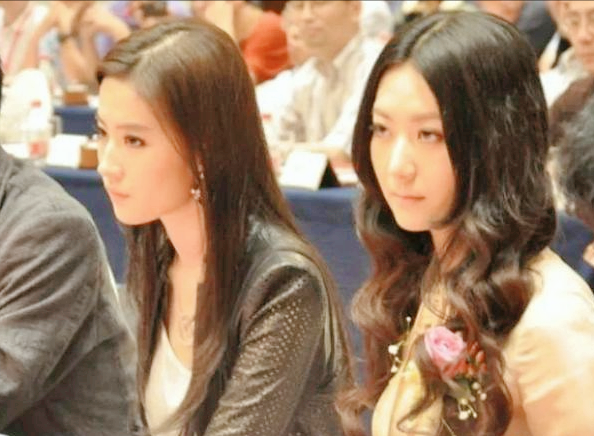 當女明星撞衫時，林心如次次都輸，52歲的陳紅卻贏了32歲的景甜