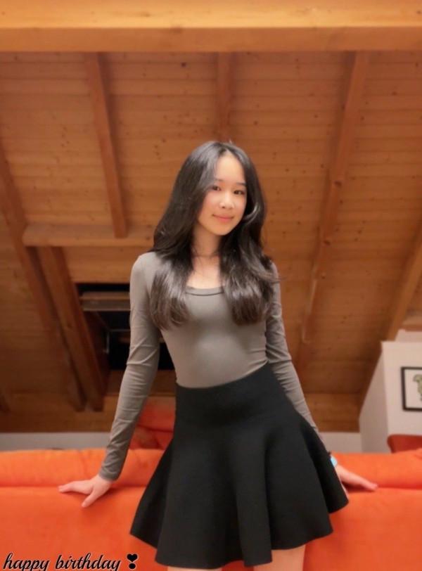 趙文卓大女兒太長臉了，才14歲出落得亭亭玉立，衣品也拿捏住了