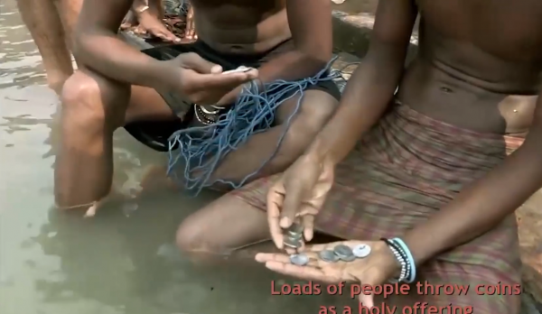 印度的致富鬼才：用繩子綁個磁鐵在恆河撈硬幣，賺大發了！紀錄片