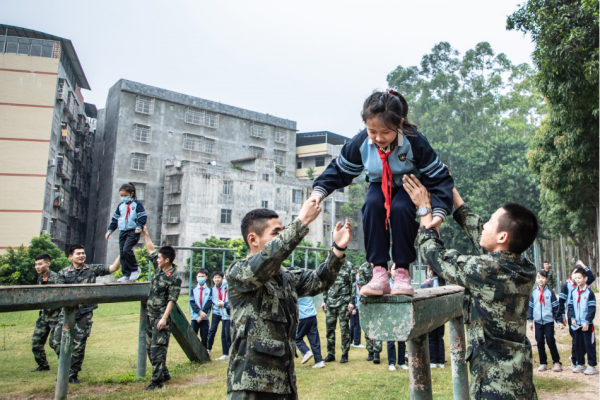 小學生進軍營,“零距離”體驗扛槍、跑障礙 小學生進軍營,“零距離”體驗扛槍、跑障礙