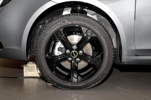 榮威i6 MAX EV飄了？售價17.98萬元，榮威i6 MAX EV 500天幕特別版上市