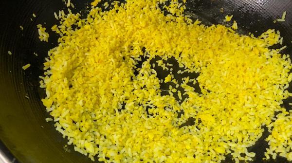 廣東人真會吃，隔夜飯這樣做，營養又健康，家人都搶著吃