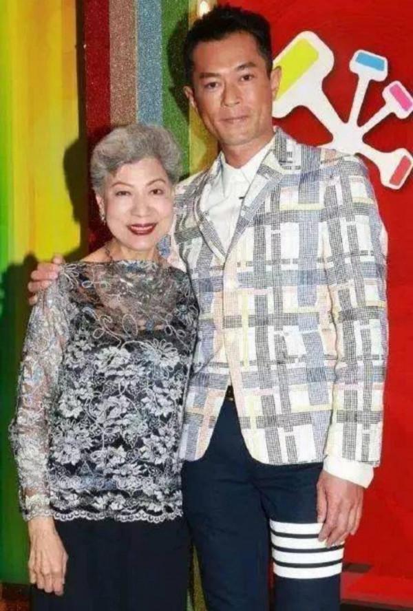 老戲骨羅蘭拄拐現身街頭,腳踩布鞋穿著簡樸,86歲仍未婚無子女 老戲骨羅蘭拄拐現身街頭,腳踩布鞋穿著簡樸,86歲仍未婚無子女