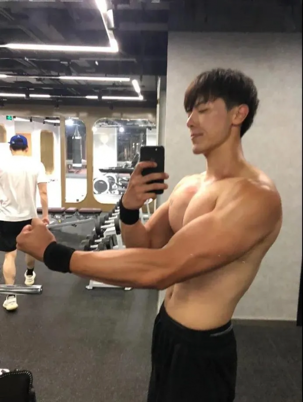 cos王者榮耀達摩的小哥火了！一身肌肉媲美漫畫人物，網友：真帥