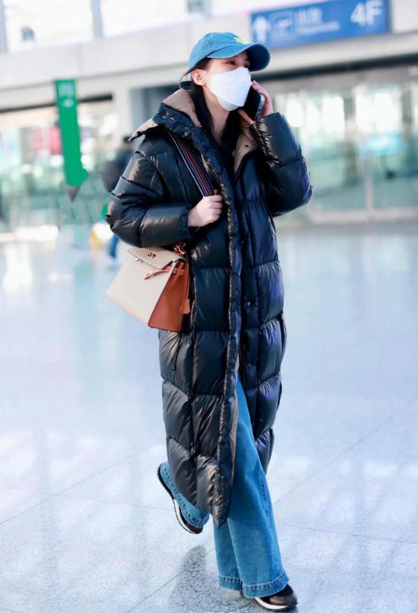 黃聖依私服秀，身穿長款羽絨服配寬鬆牛仔褲，時尚感滿滿