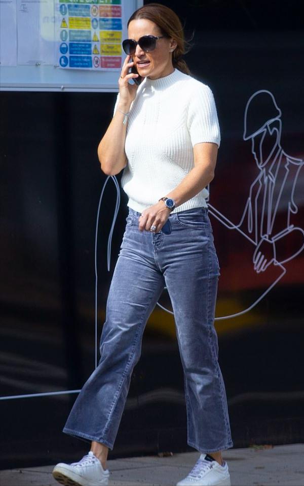 凱特妹妹出街終於變美！白毛衣配牛仔褲真減齡，可惜臉上皺紋顯老