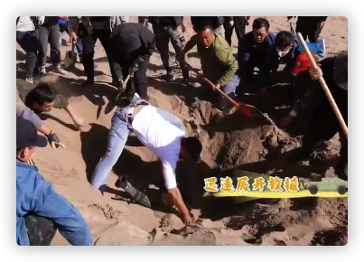 女演員沙漠拍戲遇意外！跌落流沙中被迅速淹沒，僅露頭部情緒崩潰