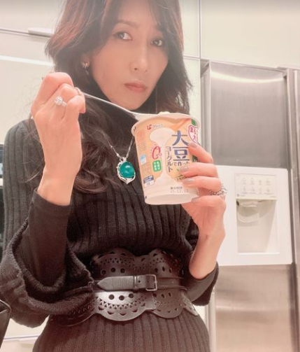 51歲工藤靜香晚間演出，自認很萌，氣色好與39歲幸田來未似同齡