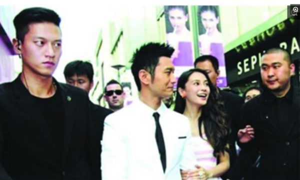 看完黃曉明出行的排場,再看看周星馳出行的排場,差距太大了 看完黃曉明出行的排場,再看看周星馳出行的排場,差距太大了