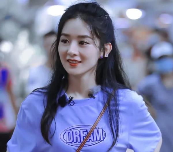 33歲趙麗穎現場生日照被瘋傳，照片放大後，這頭冠我沒看錯吧