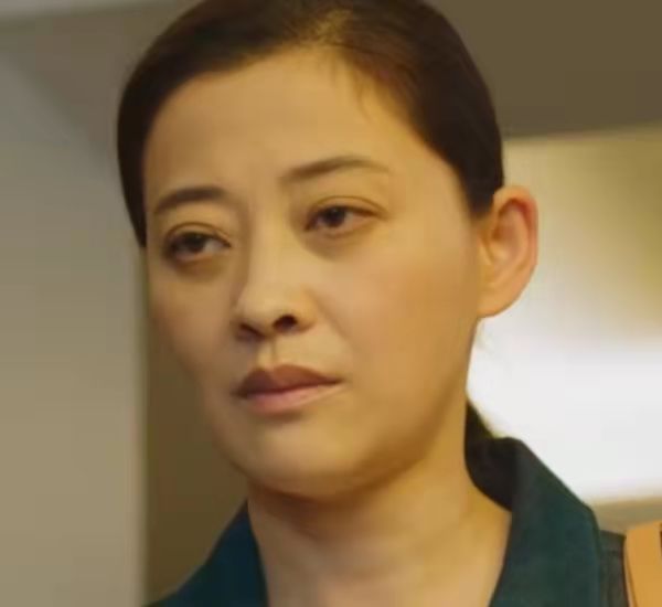 別再為容貌焦慮了,看看趙麗穎的塌屁股,劉亦菲的發腮和雙下巴吧 別再為容貌焦慮了,看看趙麗穎的塌屁股,劉亦菲的發腮和雙下巴吧