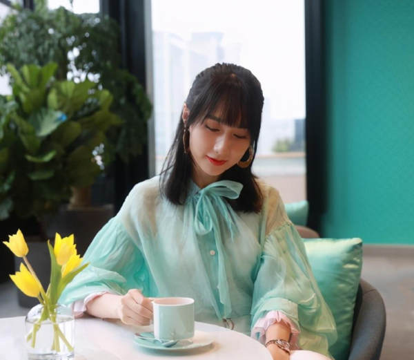 雷佳音老婆有張“旺夫臉”，綠紗襯衫配闊腿褲，氣質嫩得像少女