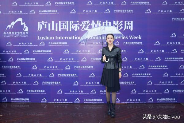 陳紅久違紅毯,穿西裝戴百萬珠寶跟陳凱歌隔老遠,站角落皺紋搶鏡 陳紅久違紅毯,穿西裝戴百萬珠寶跟陳凱歌隔老遠,站角落皺紋搶鏡