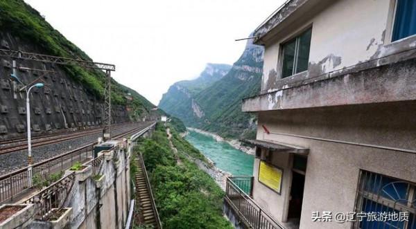 重慶這座火車站高出地面40多米,不敢懸掛站牌,每天乘客不足10人 重慶這座火車站高出地面40多米,不敢懸掛站牌,每天乘客不足10人