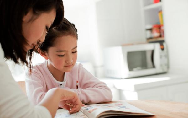 進入三胎時代，“全職媽媽”再惹爭議：誰來守護我的孩子成長