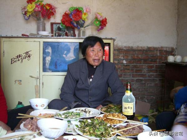 河北邯鄲農村過會,商販提前佈置攤位,簡單而質樸 河北邯鄲農村過會,商販提前佈置攤位,簡單而質樸