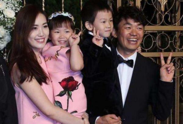 獨自一人養活六個毫無血緣關係的男明星，你知道他是誰嗎？