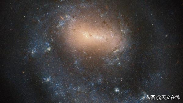 我就奇了怪了，這個星系為何只有一條旋臂？