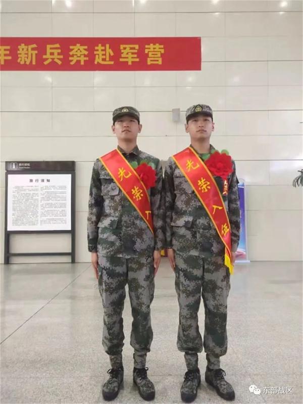 這對雙胞胎兄弟,大學畢業後同時參軍 這對雙胞胎兄弟,大學畢業後同時參軍