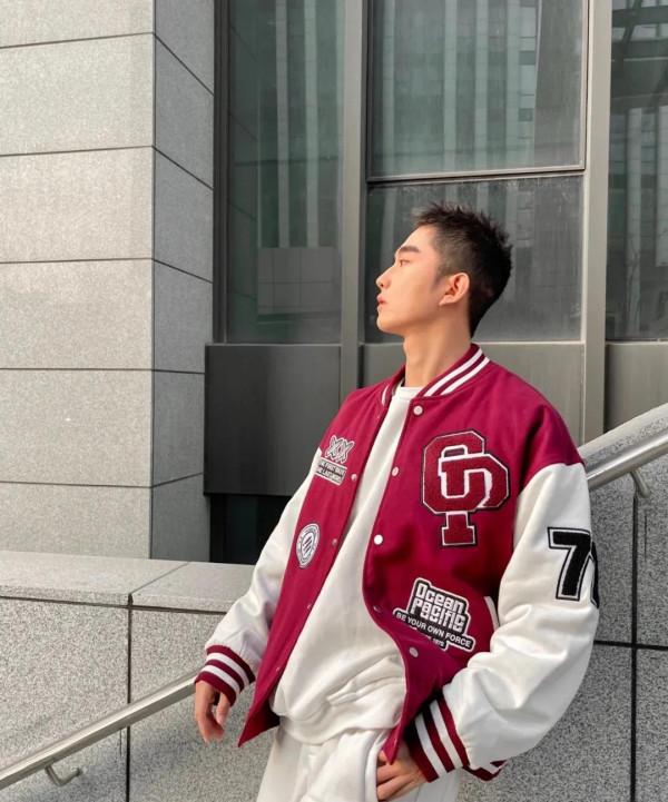 黑襪子跟白鞋子組合的帥哥