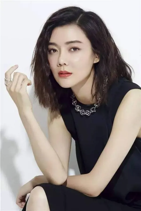 &OpenCurlyDoubleQuote;鐵梅奶奶&rdquo;車毅孫女車曉：端莊典雅溫婉大方（一張與母親合影）