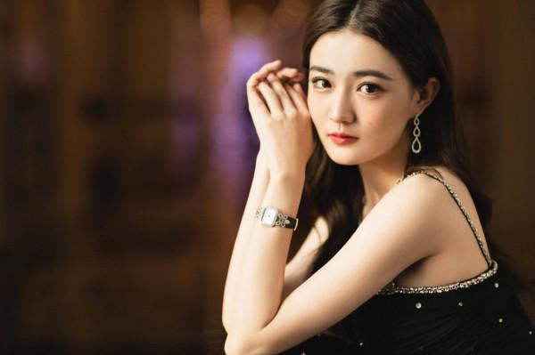 徐璐吊帶黑色長裙配上一頭捲髮，眼神靈動氣質非凡