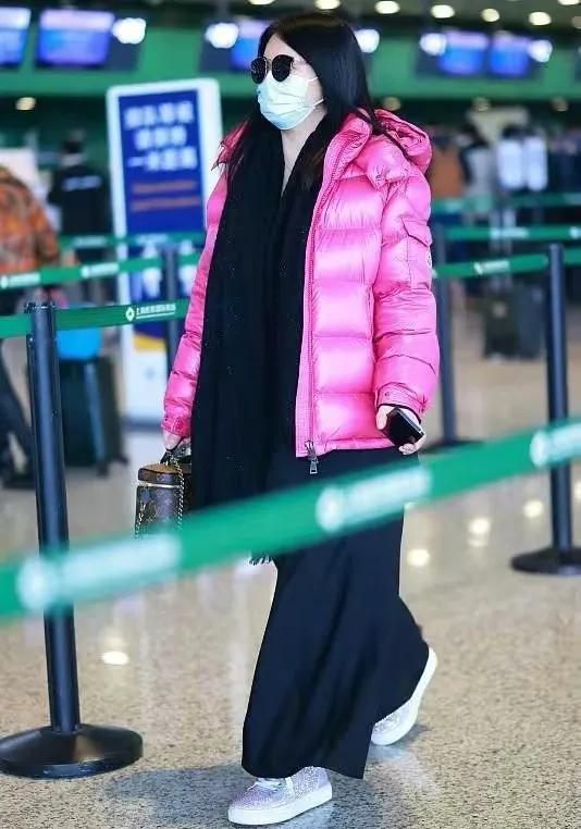 離婚的女人也瀟灑！李湘氣場全開炸裂機場，西裝配貴婦包富婆來了