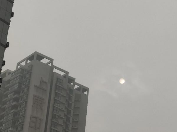 為什麼大白天會出現月亮，這種情況是怎麼回事